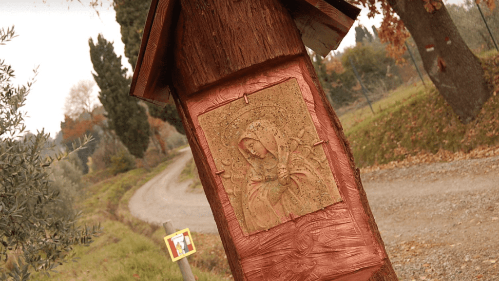 Particolare di una Madonna in legno su un sentiero incontrata nella tappa della Via Francigena tra Gambassi Terme - San Giminiano